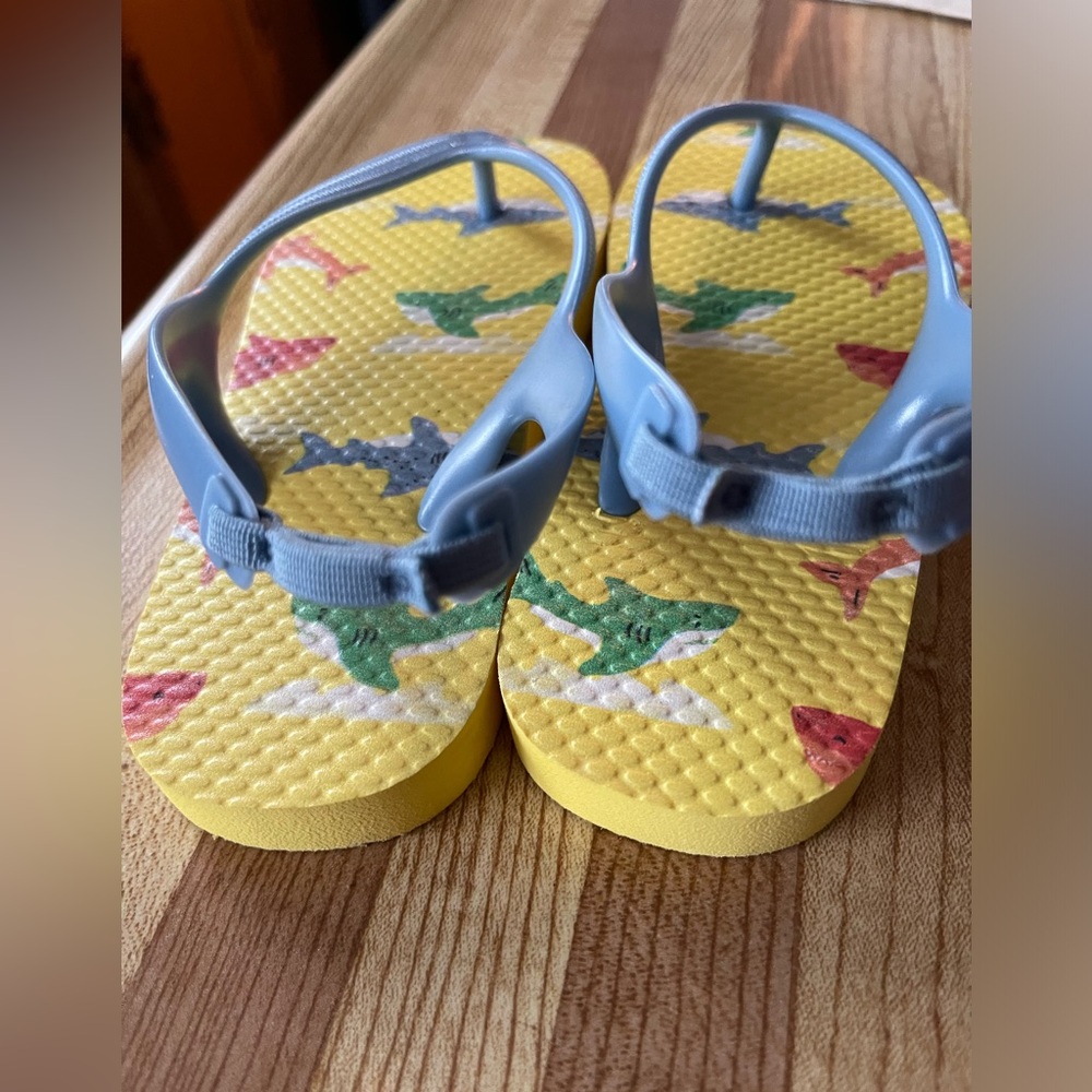 3/10$ NWOT Old navy toddler sandals (size 10)